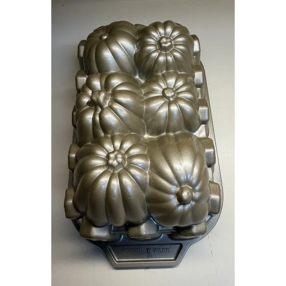 Nordic Ware Goldtone Pumpkin Harvest Loaf Pan 6 Cup 1.4L Fall Thanksgiving EUC
